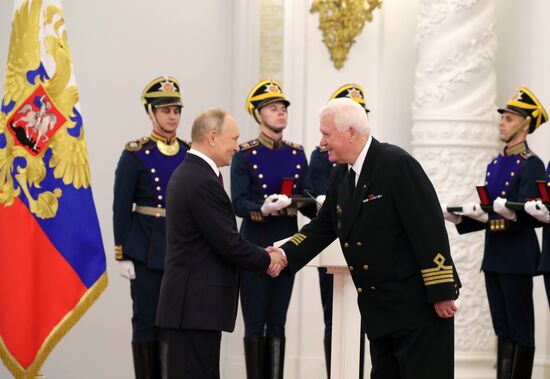 Вручение государственных премий и золотых медалей "Героя Труда РФ" президентом РФ В. Путиным в Кремле