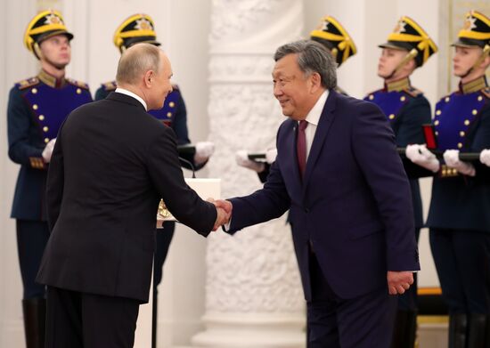 Вручение государственных премий и золотых медалей "Героя Труда РФ" президентом РФ В. Путиным в Кремле