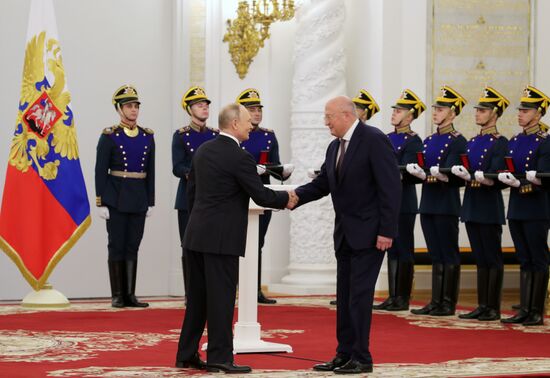 Вручение государственных премий и золотых медалей "Героя Труда РФ" президентом РФ В. Путиным в Кремле