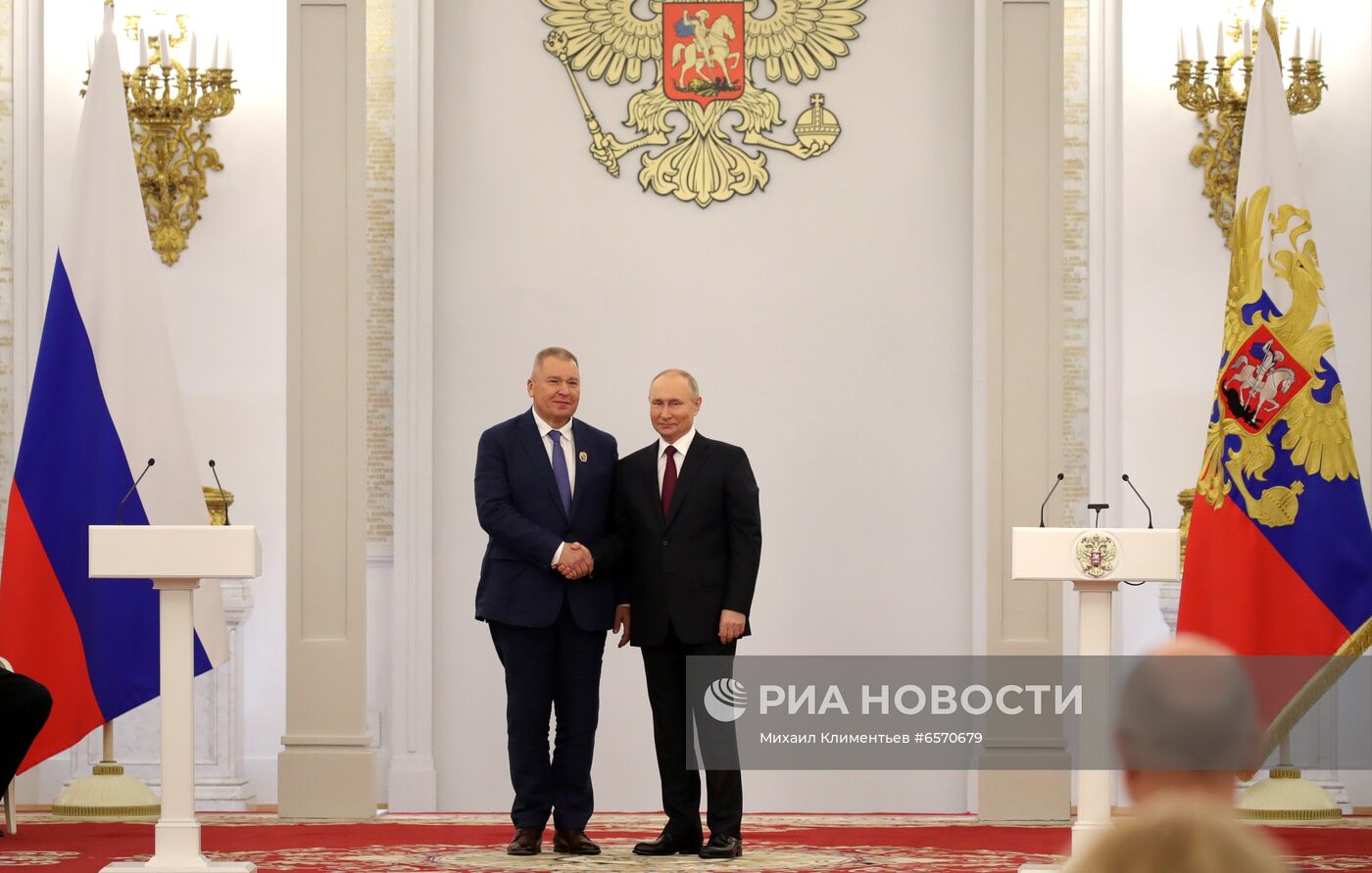 Вручение государственных премий и золотых медалей "Героя Труда РФ" президентом РФ В. Путиным в Кремле