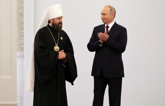 Вручение государственных премий и золотых медалей "Героя Труда РФ" президентом РФ В. Путиным в Кремле