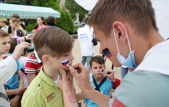 Празднование Дня России в Донецке и Луганске