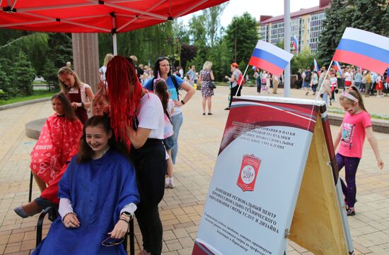 Празднование Дня России в Донецке и Луганске