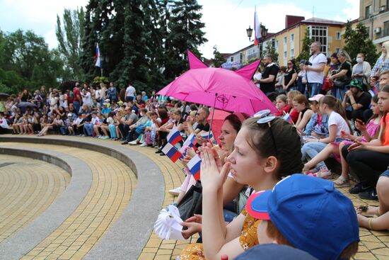 Празднование Дня России в Донецке и Луганске