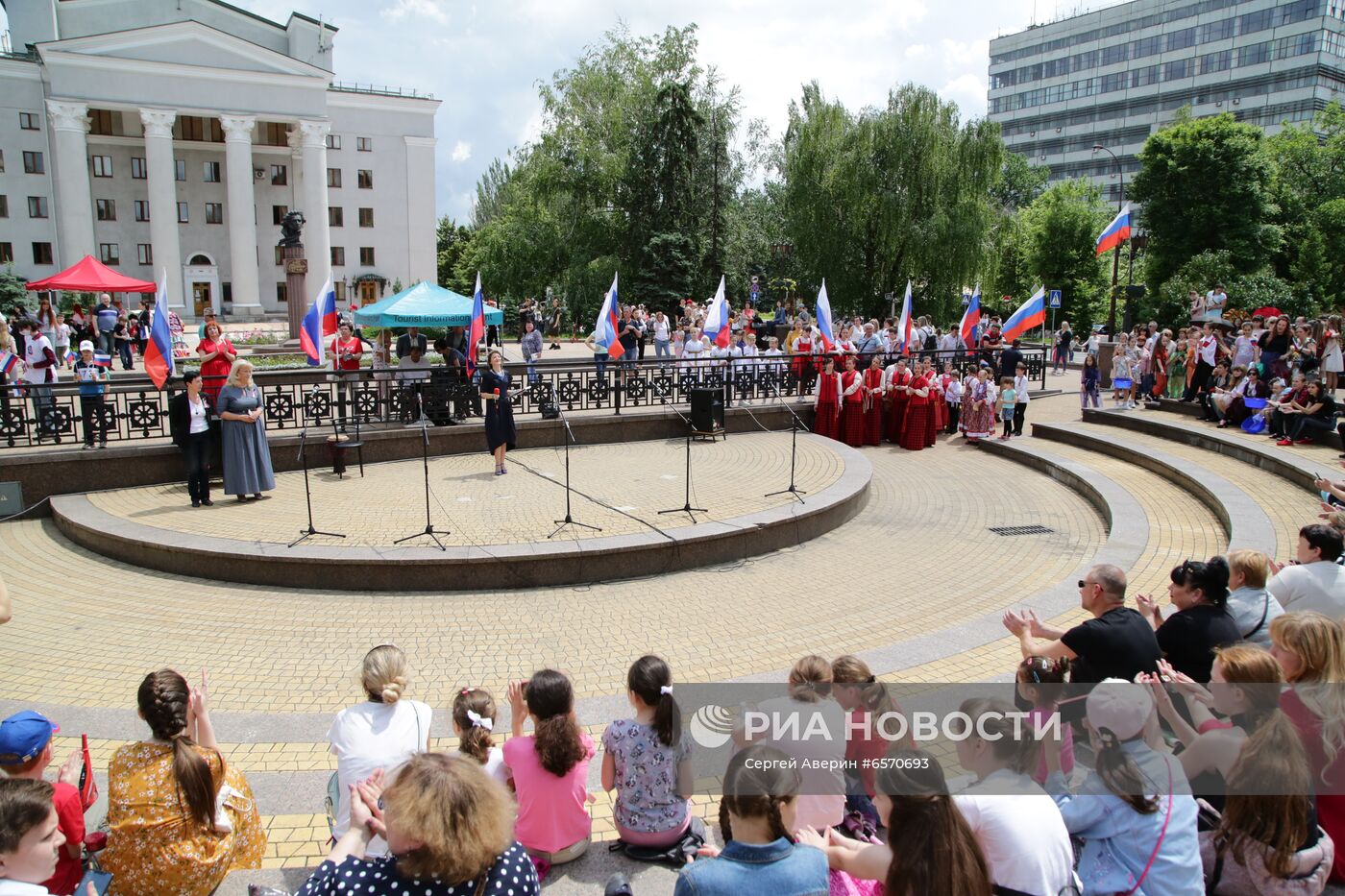Празднование Дня России в Донецке и Луганске