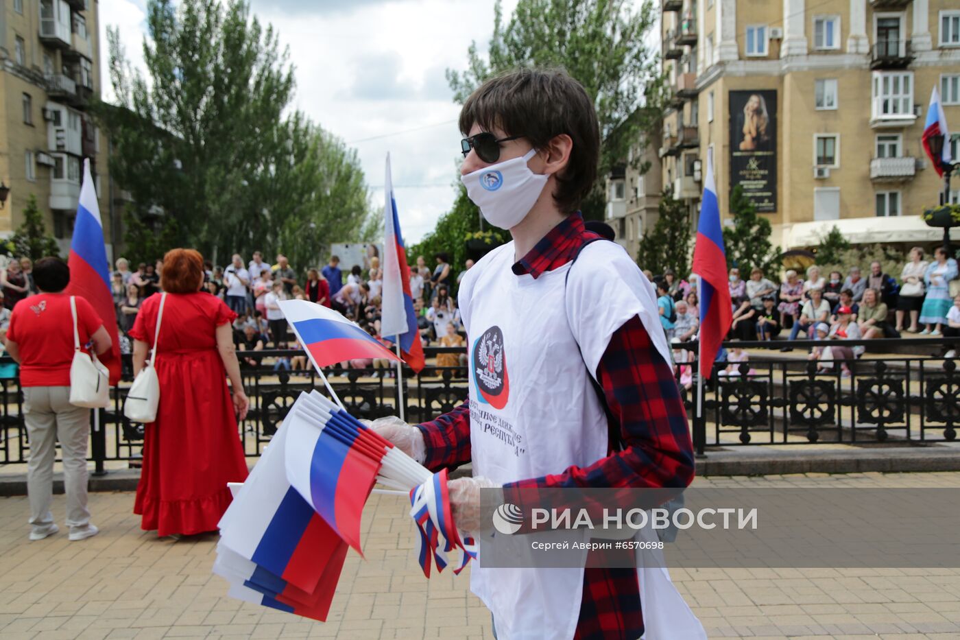 Празднование Дня России в Донецке и Луганске