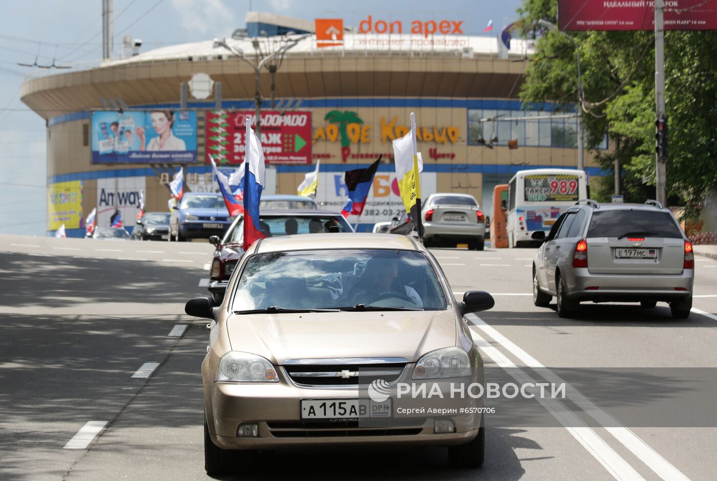Празднование Дня России в Донецке и Луганске