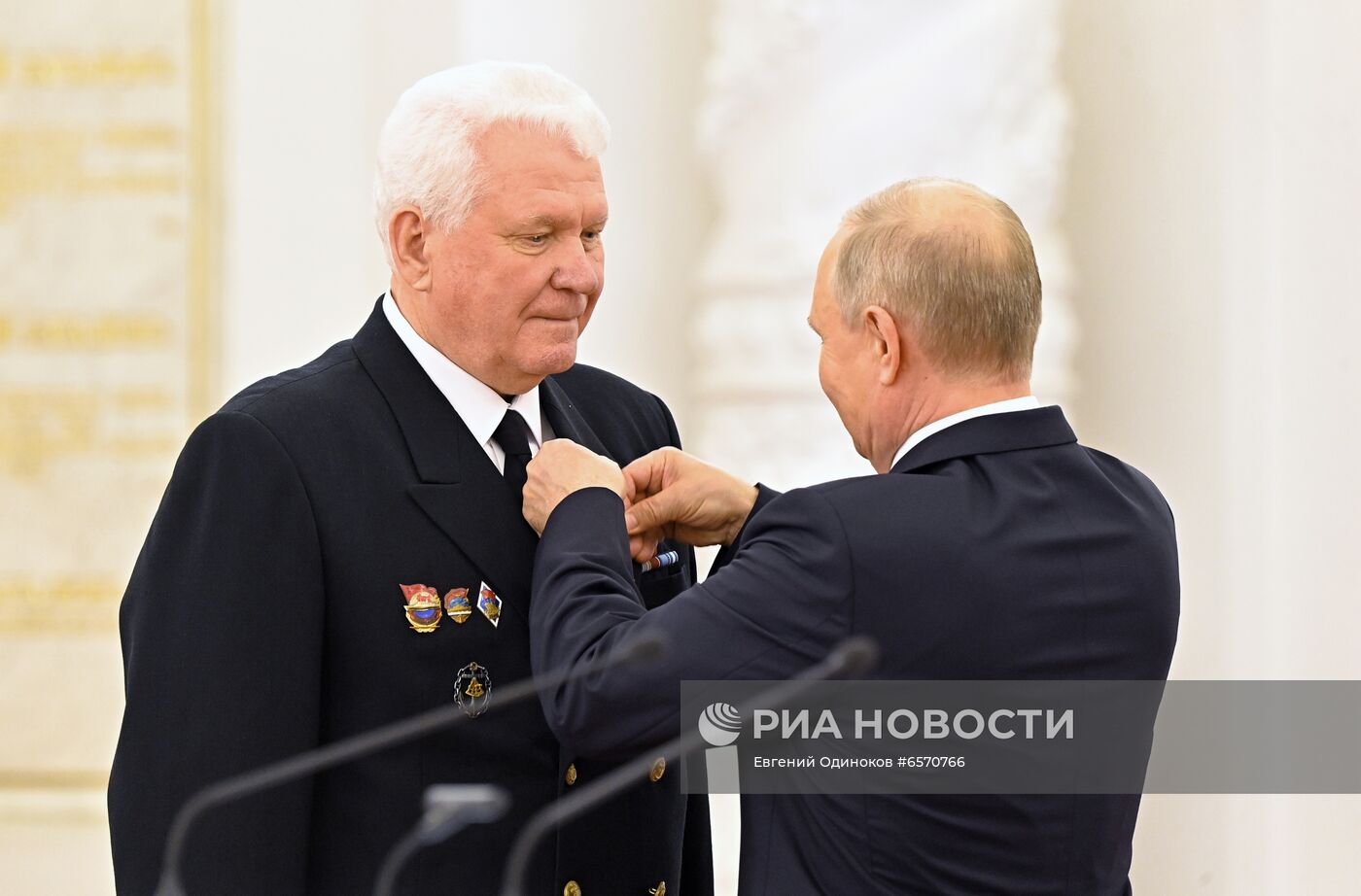 Вручение государственных премий и золотых медалей "Героя Труда РФ" президентом РФ В. Путиным в Кремле