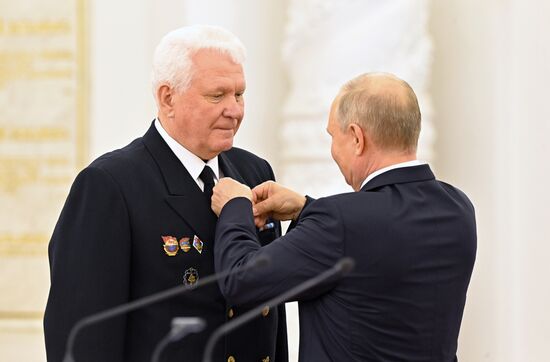 Вручение государственных премий и золотых медалей "Героя Труда РФ" президентом РФ В. Путиным в Кремле