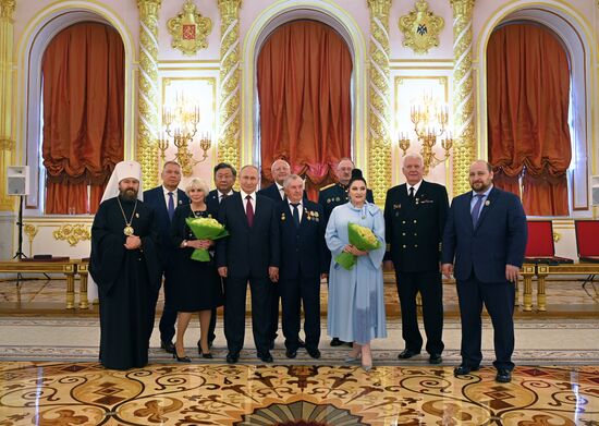 Вручение государственных премий и золотых медалей "Героя Труда РФ" президентом РФ В. Путиным в Кремле