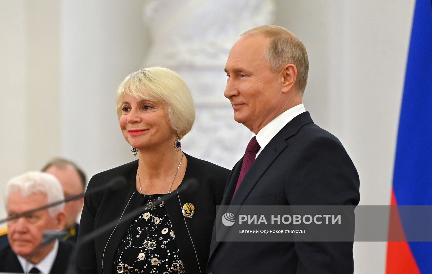 Вручение государственных премий и золотых медалей "Героя Труда РФ" президентом РФ В. Путиным в Кремле