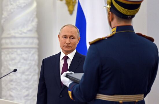 Вручение государственных премий и золотых медалей "Героя Труда РФ" президентом РФ В. Путиным в Кремле