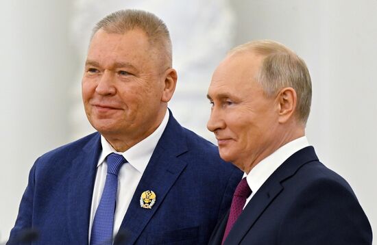 Вручение государственных премий и золотых медалей "Героя Труда РФ" президентом РФ В. Путиным в Кремле