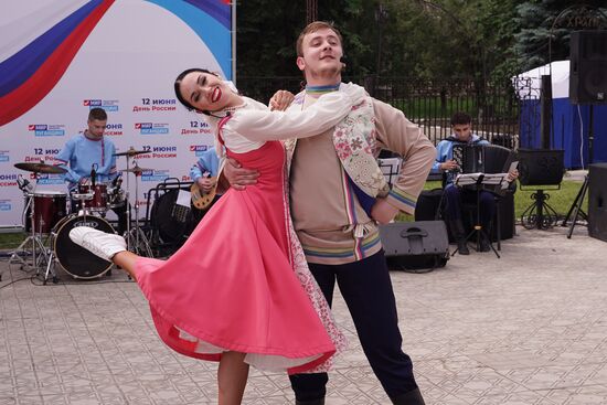 Празднование Дня России в Донецке и Луганске