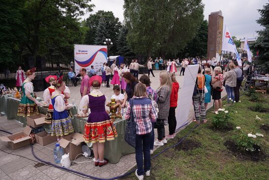 Празднование Дня России в Донецке и Луганске