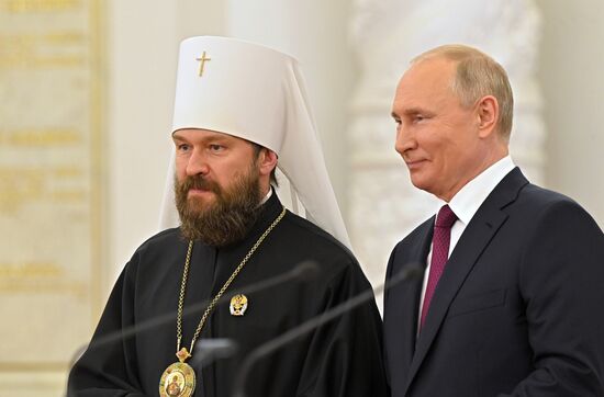 Вручение государственных премий и золотых медалей "Героя Труда РФ" президентом РФ В. Путиным в Кремле