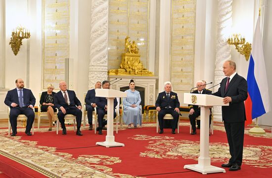 Вручение государственных премий и золотых медалей "Героя Труда РФ" президентом РФ В. Путиным в Кремле