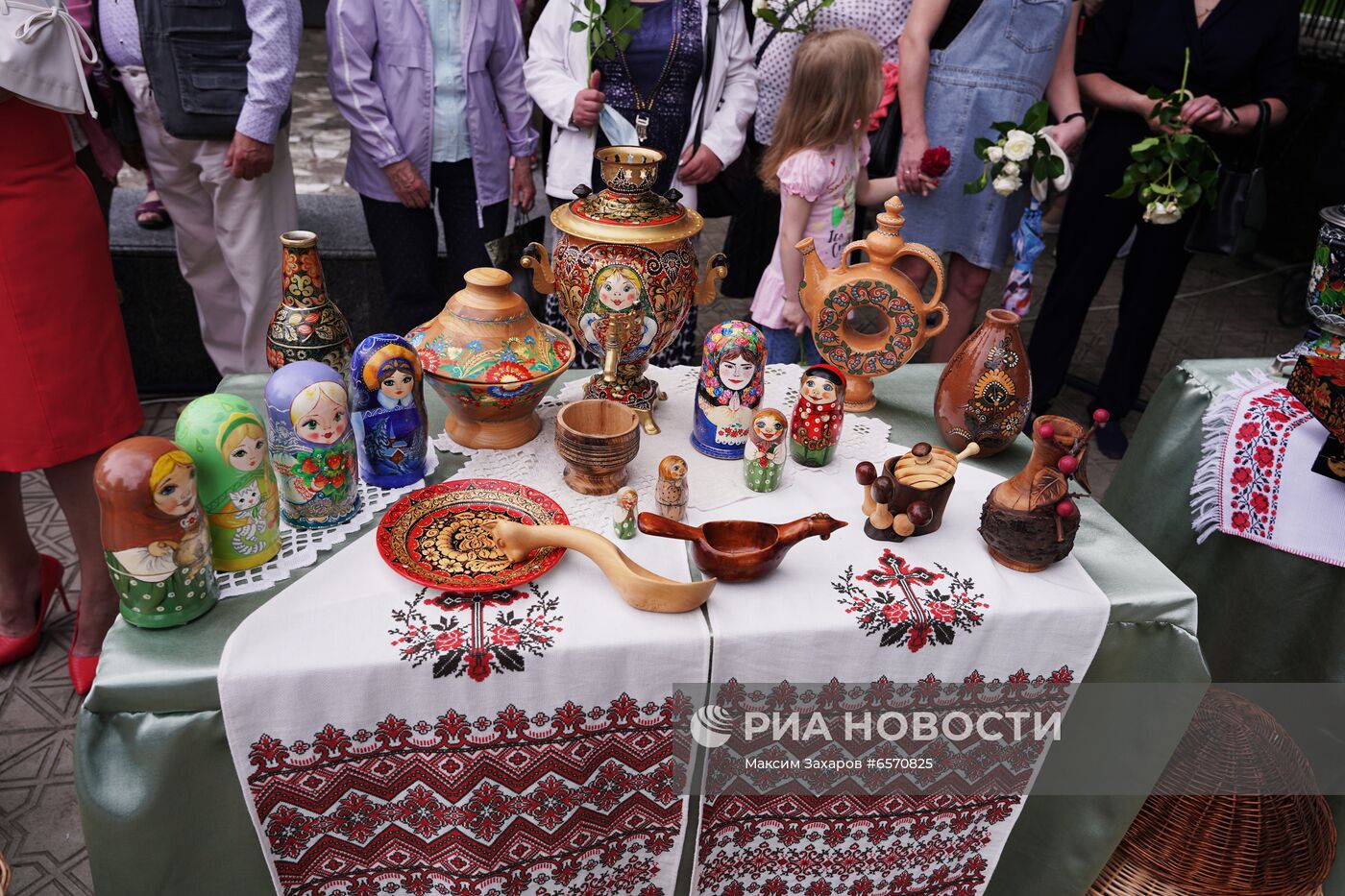 Празднование Дня России в Донецке и Луганске