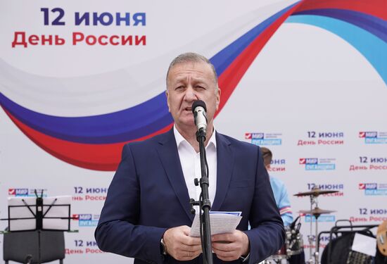 Празднование Дня России в Донецке и Луганске