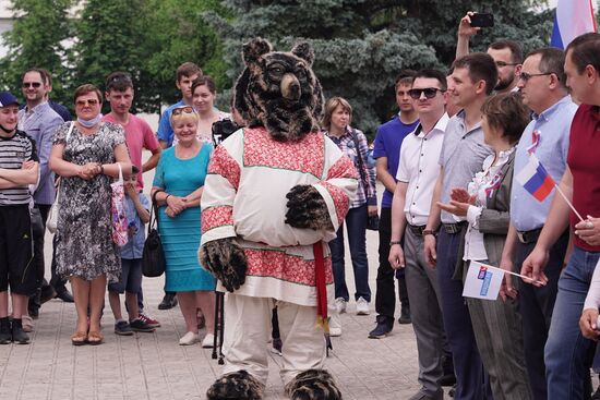 Празднование Дня России в Донецке и Луганске