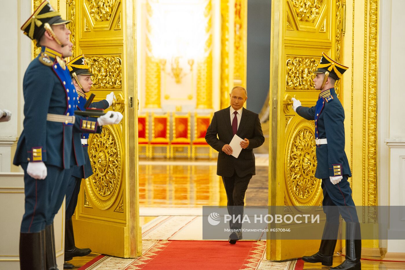 Вручение государственных премий и золотых медалей "Героя Труда РФ" президентом РФ В. Путиным в Кремле