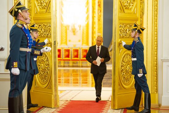 Вручение государственных премий и золотых медалей "Героя Труда РФ" президентом РФ В. Путиным в Кремле