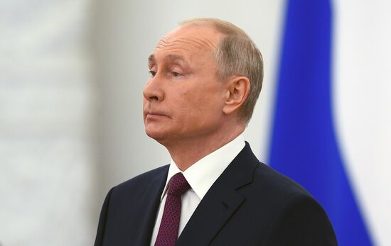 Вручение государственных премий и золотых медалей "Героя Труда РФ" президентом РФ В. Путиным в Кремле