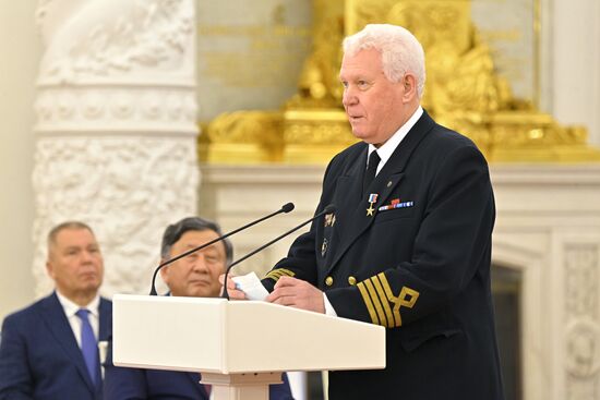 Вручение государственных премий и золотых медалей "Героя Труда РФ" президентом РФ В. Путиным в Кремле