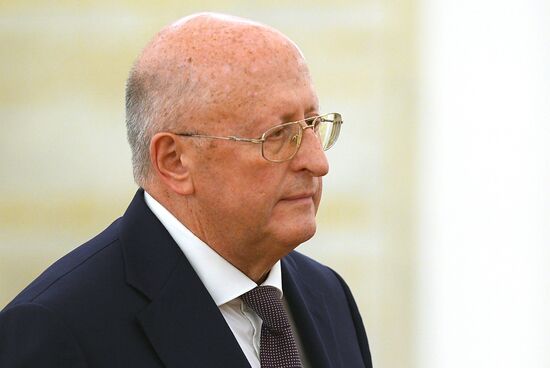 Вручение государственных премий и золотых медалей "Героя Труда РФ" президентом РФ В. Путиным в Кремле