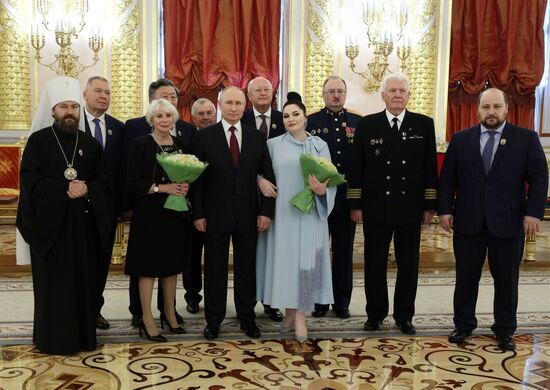 Вручение государственных премий и золотых медалей "Героя Труда РФ" президентом РФ В. Путиным в Кремле