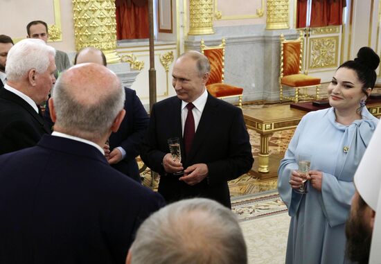 Вручение государственных премий и золотых медалей "Героя Труда РФ" президентом РФ В. Путиным в Кремле