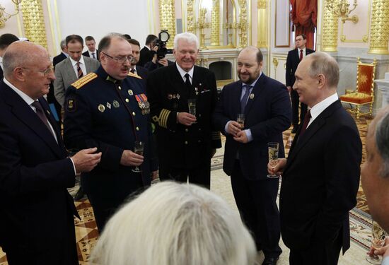 Вручение государственных премий и золотых медалей "Героя Труда РФ" президентом РФ В. Путиным в Кремле