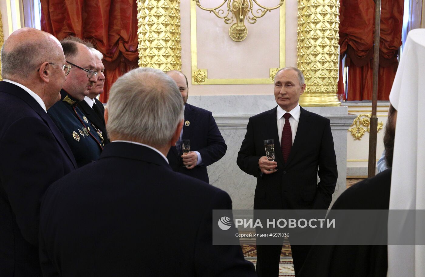 Вручение государственных премий и золотых медалей "Героя Труда РФ" президентом РФ В. Путиным в Кремле