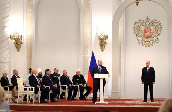 Вручение государственных премий и золотых медалей "Героя Труда РФ" президентом РФ В. Путиным в Кремле