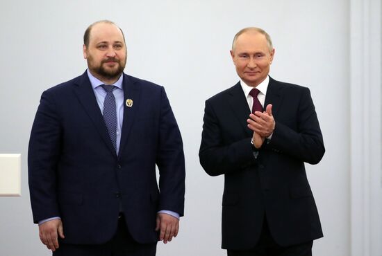 Вручение государственных премий и золотых медалей "Героя Труда РФ" президентом РФ В. Путиным в Кремле
