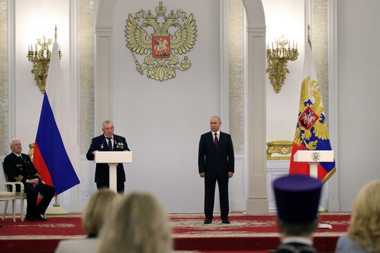 Вручение государственных премий и золотых медалей "Героя Труда РФ" президентом РФ В. Путиным в Кремле