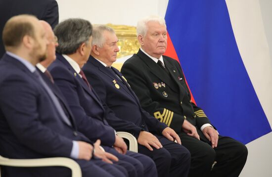 Вручение государственных премий и золотых медалей "Героя Труда РФ" президентом РФ В. Путиным в Кремле