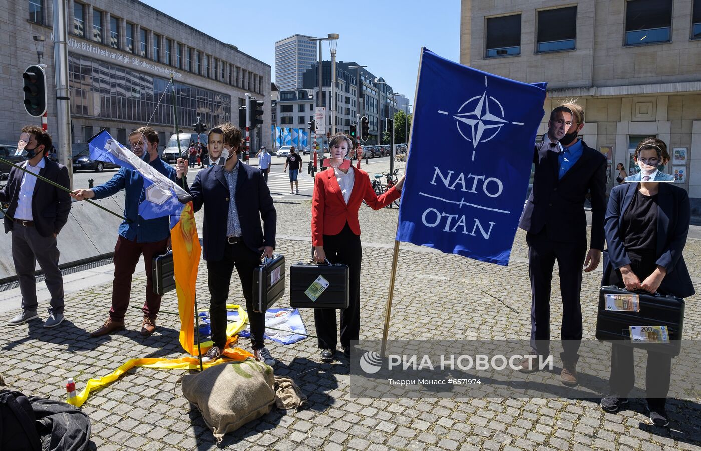 Акция в Брюсселе против саммита НАТО