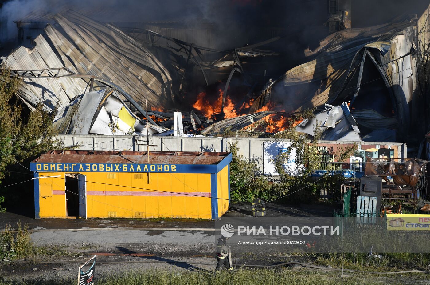 Автозаправка горит в Новосибирске