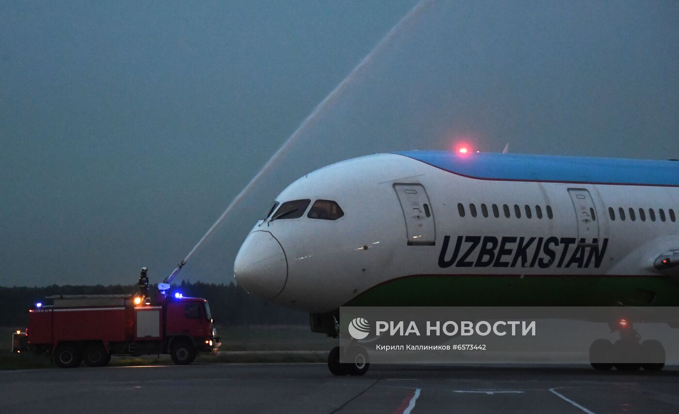 Встреча первого рейса Uzbekistan Airlines в аэропорту Домодедово