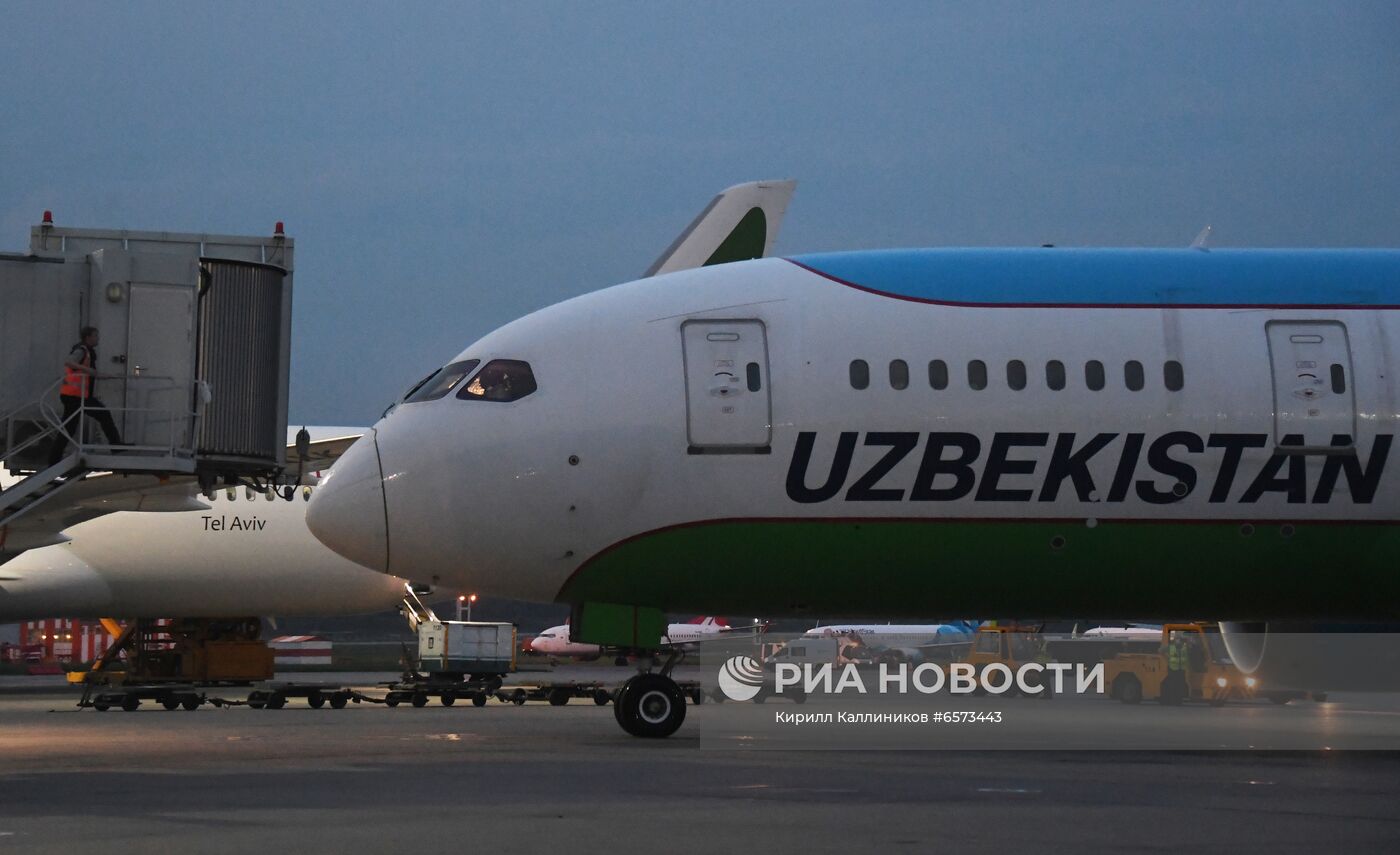 Встреча первого рейса Uzbekistan Airlines в аэропорту Домодедово