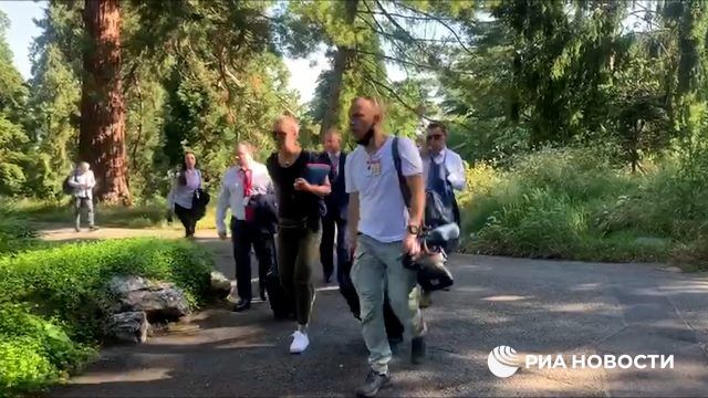 Журналисты в парке на вилле, где встретятся Путин и Байден
