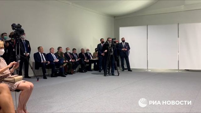 Представители российской делегации зашли в зал пресс-конференции Путина