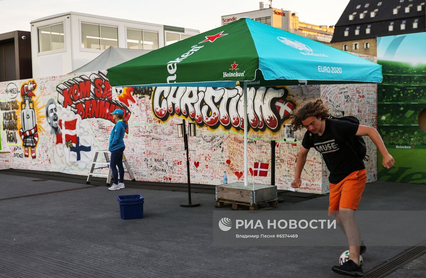 Стена для пожеланий футболисту К. Эриксену в Копенгагене