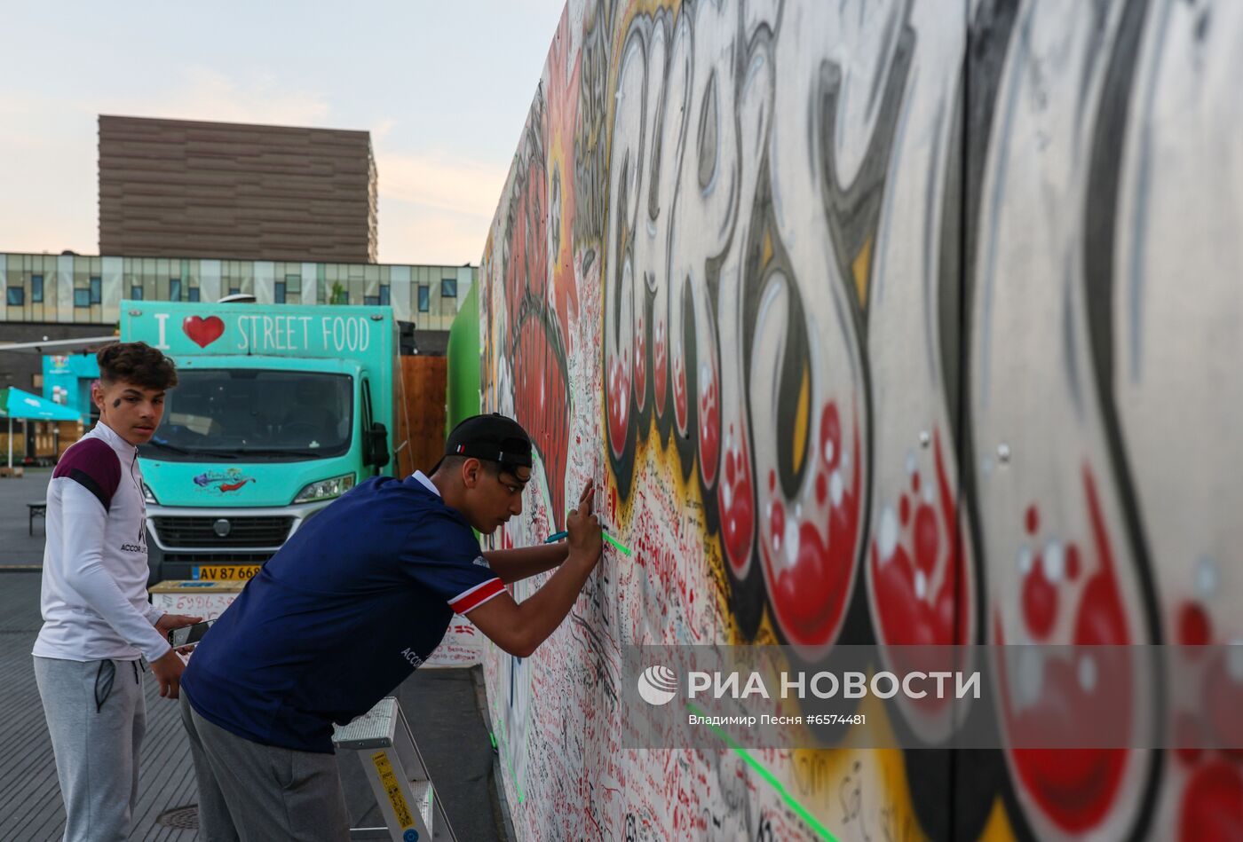 Стена для пожеланий футболисту К. Эриксену в Копенгагене
