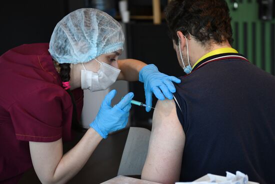 Проведение вакцинации от COVID-19 мобильными бригадами в Новосибирске