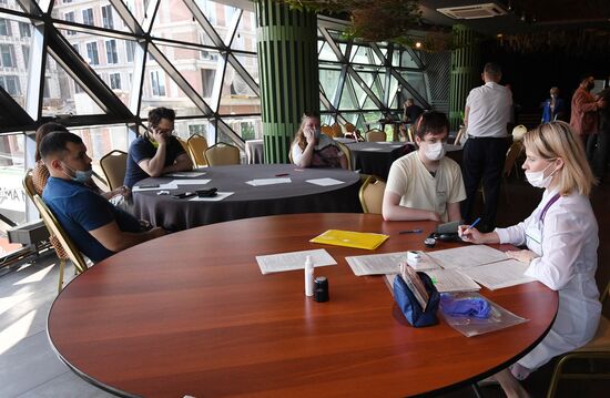 Проведение вакцинации от COVID-19 мобильными бригадами в Новосибирске