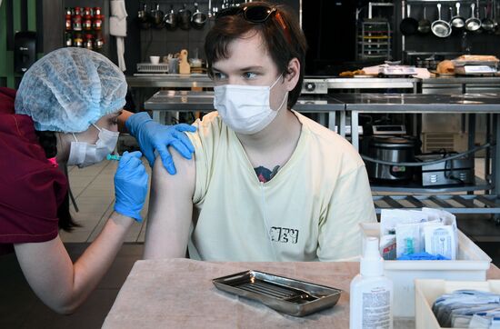 Проведение вакцинации от COVID-19 мобильными бригадами в Новосибирске