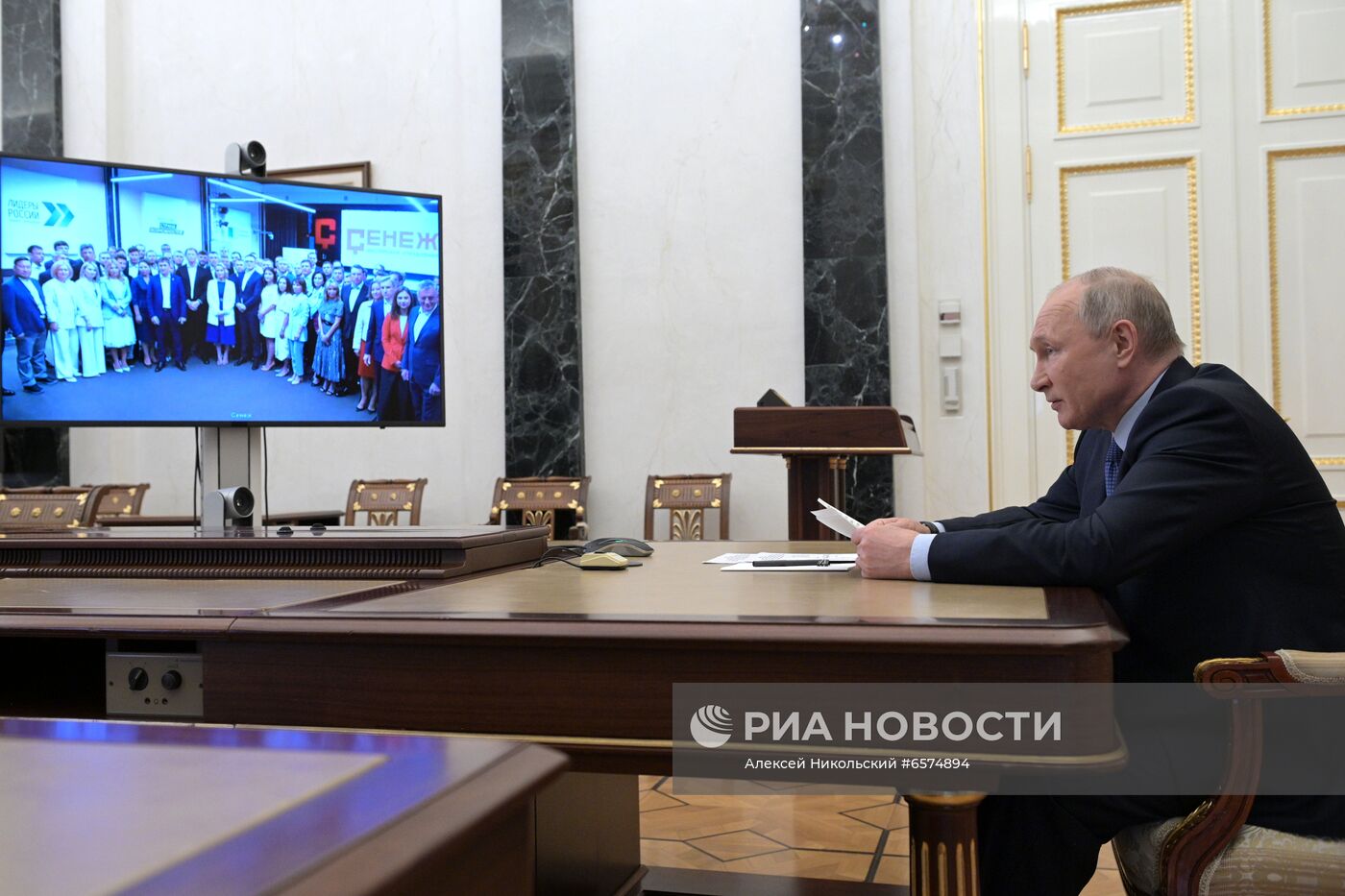 Президент РФ В. Путин провел встречу с выпускниками программы развития кадрового резерва Высшей школы госуправления