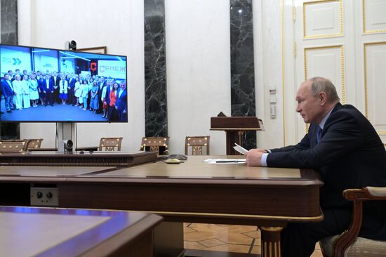 Президент РФ В. Путин провел встречу с выпускниками программы развития кадрового резерва Высшей школы госуправления